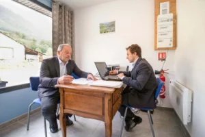 Conseillers funéraires accompagnant une famille dans le bureau du Funérarium de la Vallée d'Aspe