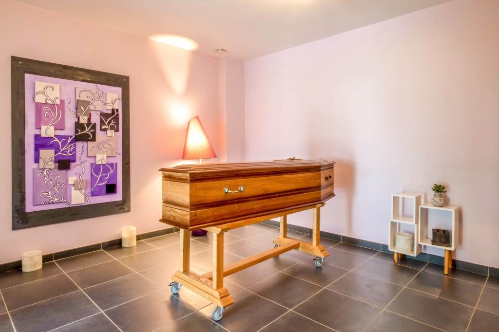 fleurs dans un vase dans un cimetiere