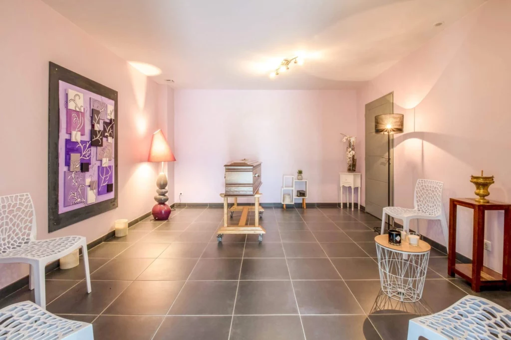 Grand salon de présentation et de recueillement au Funérarium de la Vallée d'Aspe