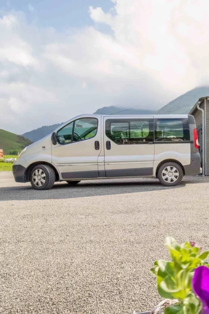 Véhicule de transport d'obsèques stationné devant le funérarium
