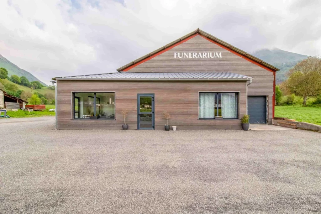 Façade extérieure et parking du Funérarium de la Vallée d'Aspe